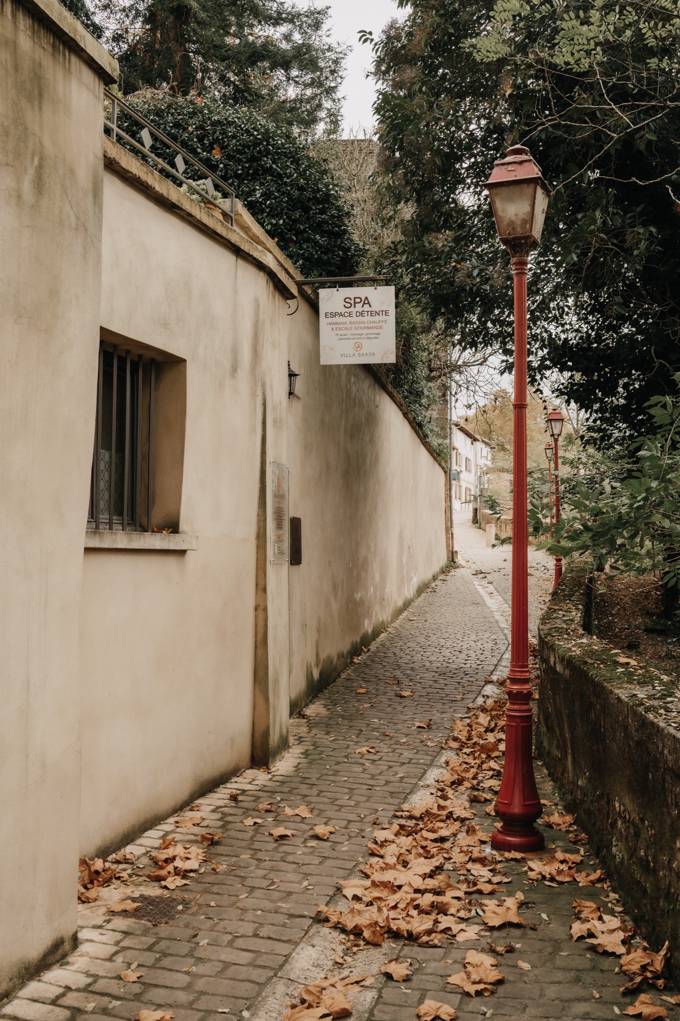 Ruelle pavée du Chemin de Ronde du Caillou menant au spa, à Marmande